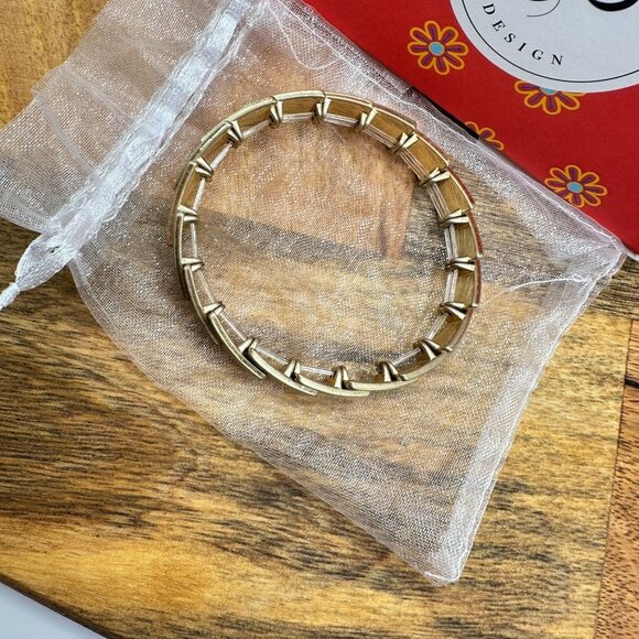 Plunder Design Dixie Bracelet - Chic Arrow Pattern Gold-Tone Metal Adjustable Fi - Picture 4 of 5